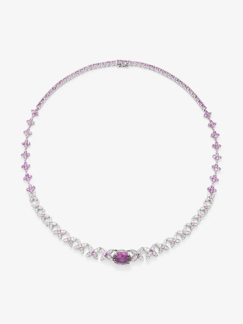 Collar de oro blanco de 18K con zafiros rosas en talla oval y brillante de 15,02 cts y diamantes blancos en talla brillante de 1,52 cts