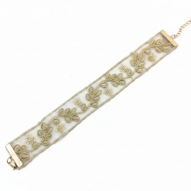 Collar de tela tipo choker con diseño de ramas con hojas en dorado