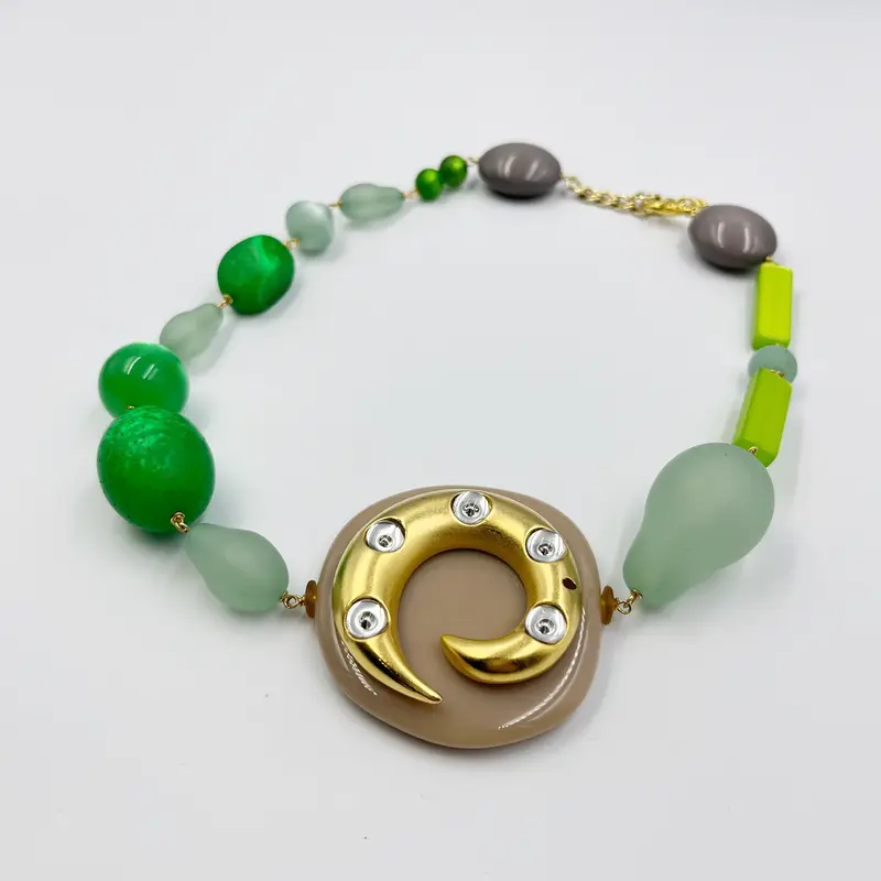 Collar en resina tonos verde