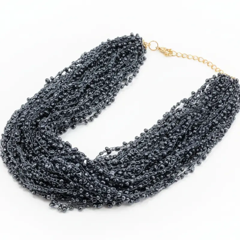 Collar grueso grisáceo azulado de cuerda con cuentas