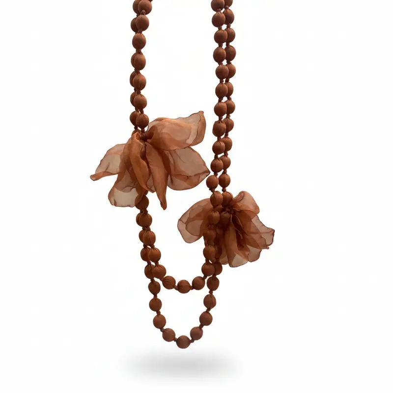 Collar largo con cuentas de madera envueltas de tela y flores en varios colores