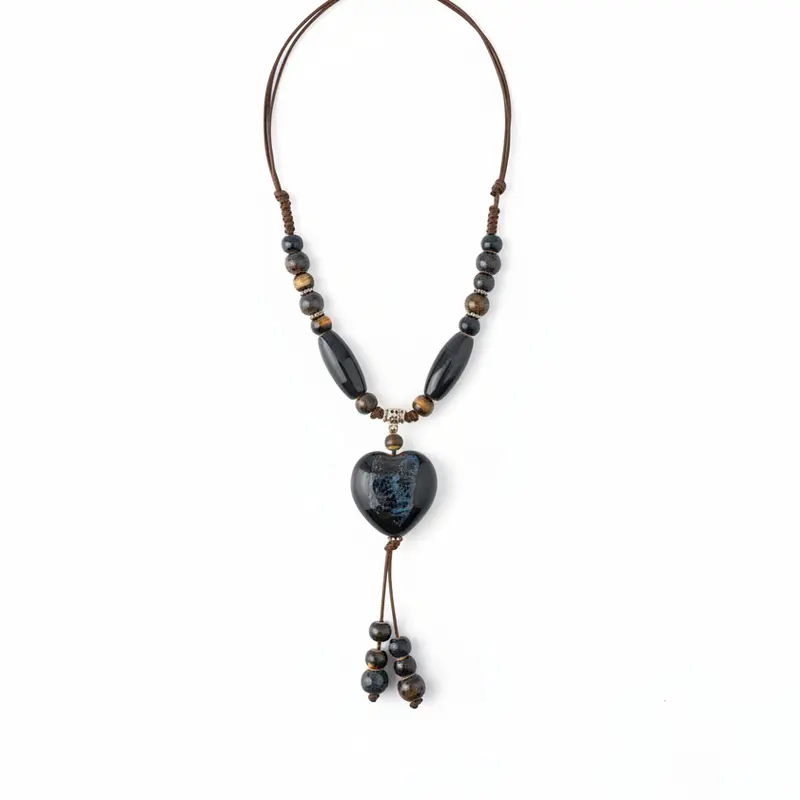 Collar largo con piedras y detalle de corazón