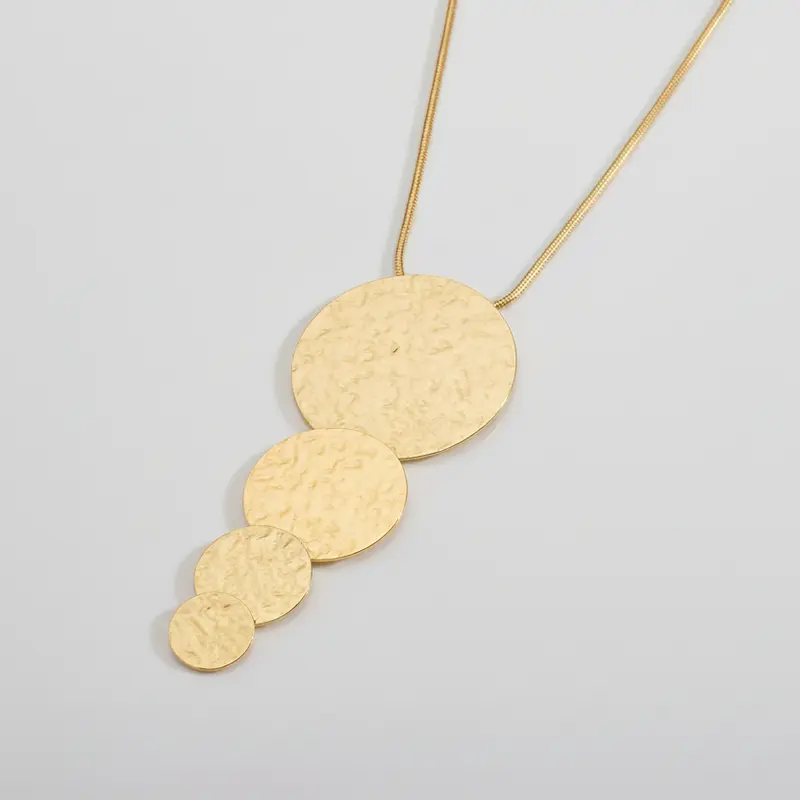 Collar largo de acero con cuatro alturas de círculos con textura en acabado oro