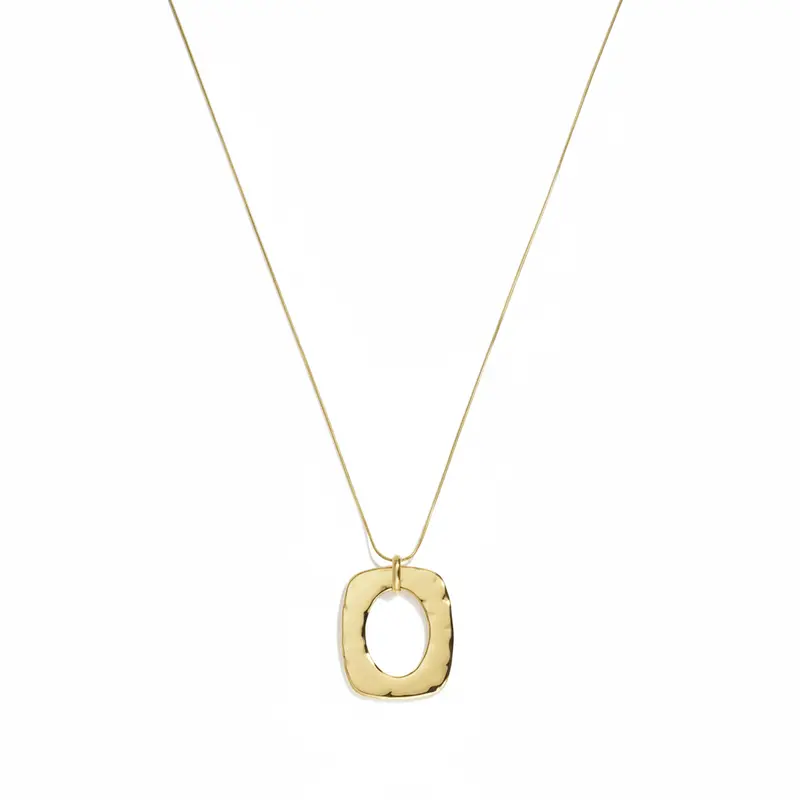 Collar largo de acero dije cuadrado ovalado en acabado oro