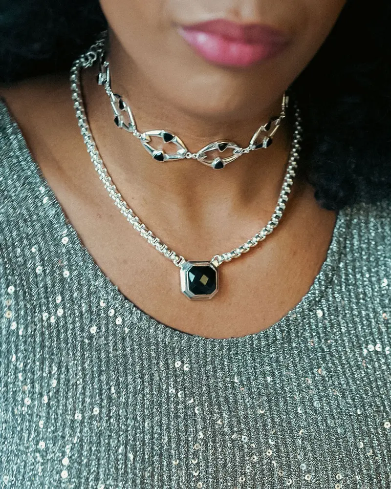 Collar Nayan Plateado Onix Negro