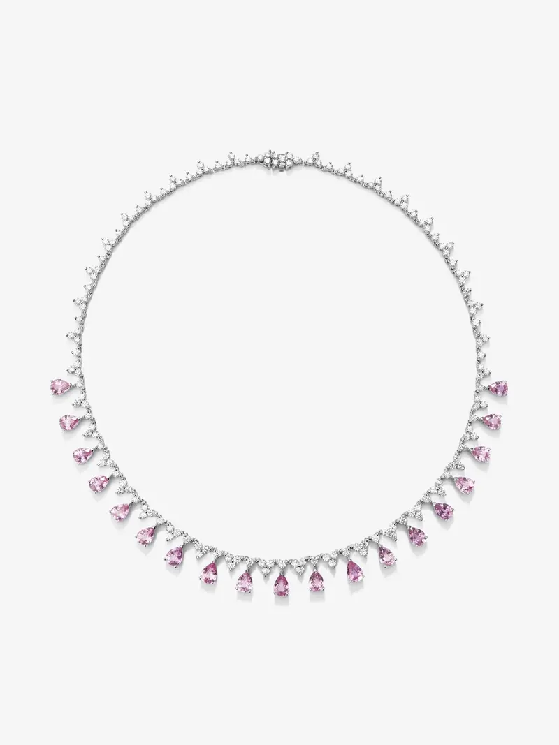 Collar rivière de oro blanco de 18K con 19 zafiros rosas en talla pera con un total de 16,03 cts y 161 diamantes en talla redonda con un total de 8,85 cts