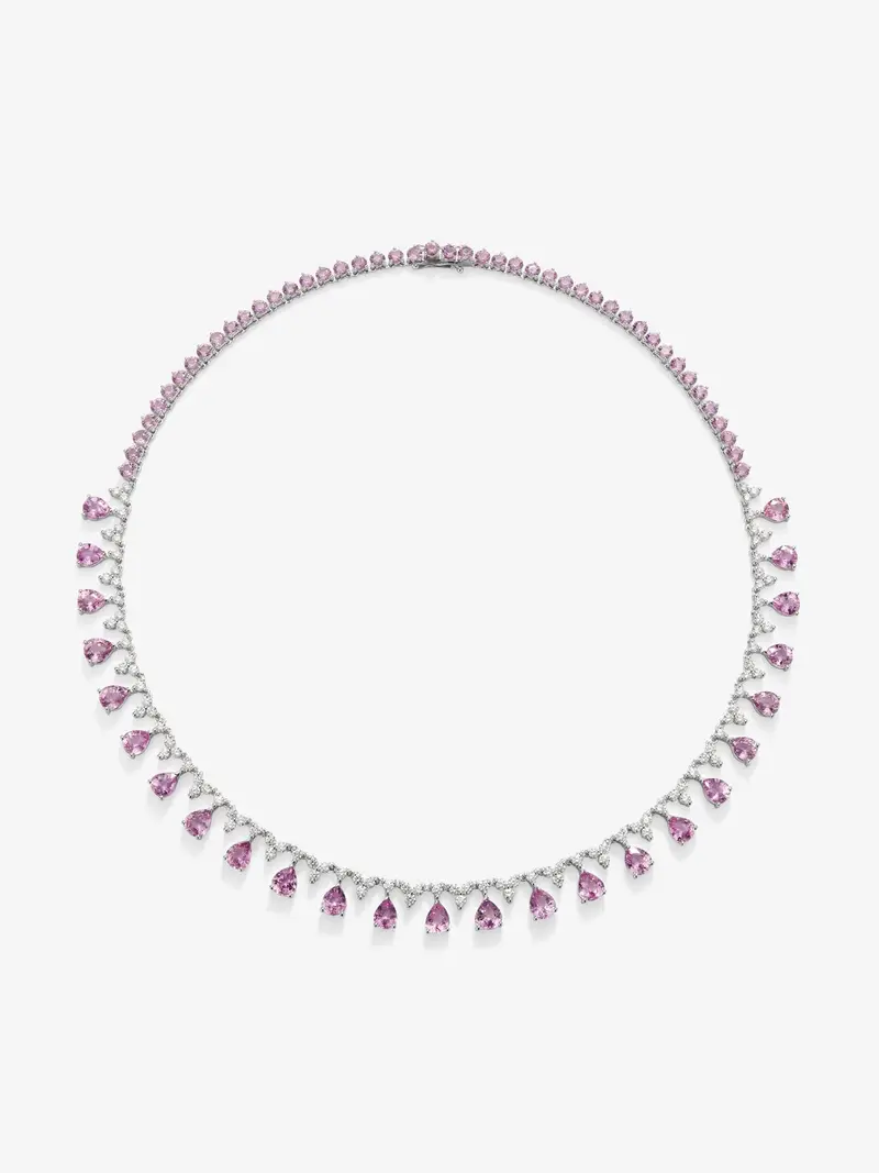 Collar rivière de oro blanco de 18K con 71 zafiros rosas en talla pera y talla brillante de 26,89 cts y 103 diamantes en talla brillante con un total de 3,85 cts
