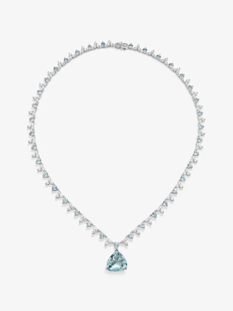 Collar rivière de oro blanco de 18K con aguamarina en talla pera de 5,88 cts,38  aguamarinas en talla brillante con un total de 5,41 cts y 114 diamantes en talla brillante con un total de 6,27 cts