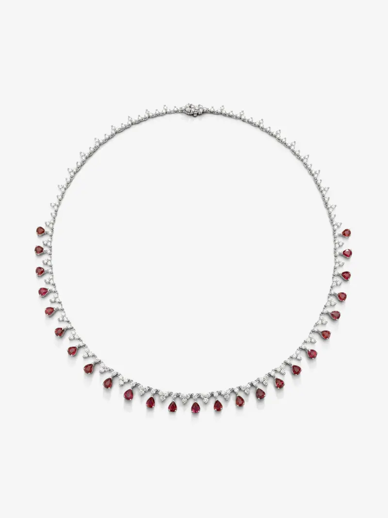 Collar rivière de oro blanco de 18K con rubíes rojos en talla pera de 8,53 cts y diamantes blancos en talla brillante de 7,63 cts