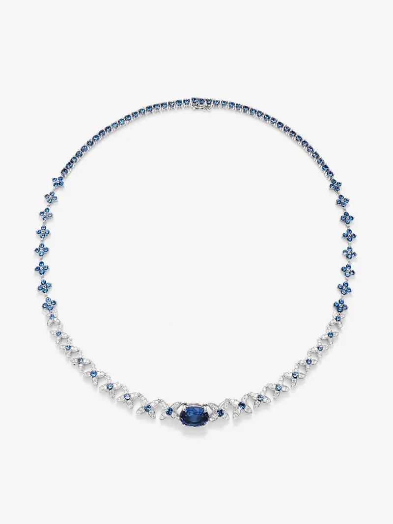 Collar rivière de oro blanco de 18K con zafiro azul royal en talla oval de 3,7 cts, zafiros azules y diamantes en talla brillante con un total de 17,5 cts