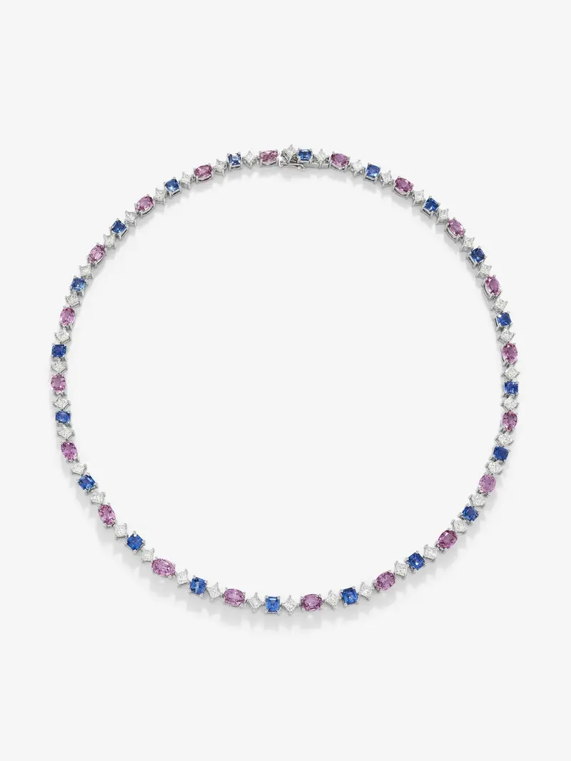 Collar rivière de oro blanco de 18K con zafiros azules en talla octogonal de 7,54 cts, zafiros rosas en talla oval de 14,88 cts y diamantes blancos en talla princesa de 6,16 cts