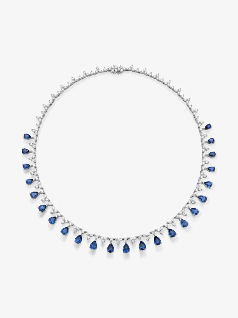 Collar rivière de oro blanco de 18K con zafiros azules en talla pera de 16,62 cts y diamantes blancos en talla brillante de 8,84 cts