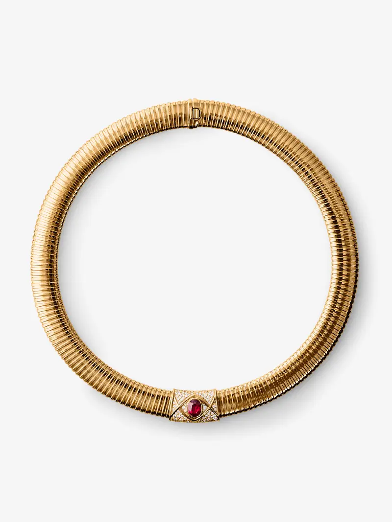 Collar tubogas de oro amarillo de 18K con rubí rojo pigeon blood en talla oval de 2,4 cts y 116 diamantes en talla brillante con un total de 1,4 cts