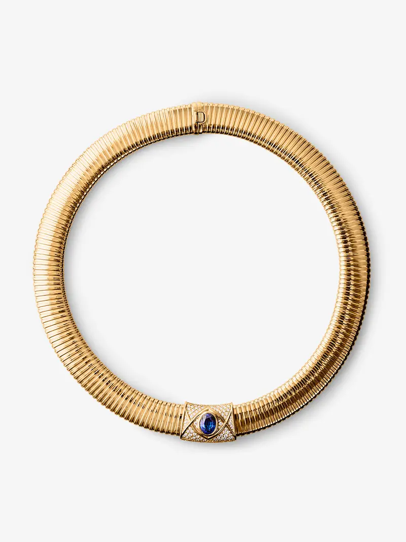Collar tubogas de oro amarillo de 18K con zafiro azul royal en talla oval de 4,19 cts y 117 diamantes en talla brillante con un total de 1,7 cts