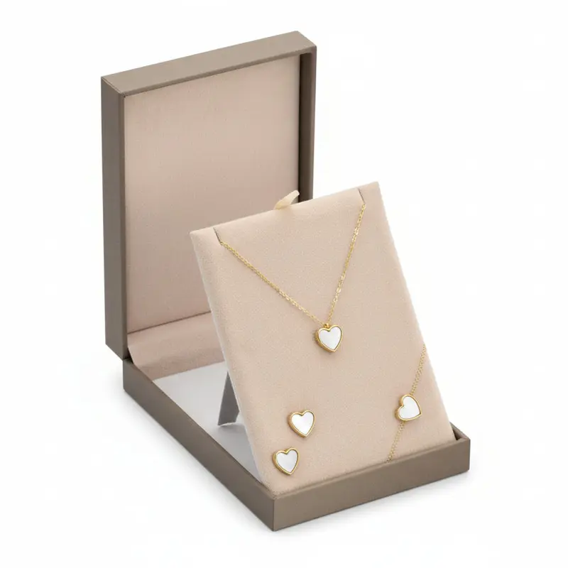 Conjunto Collar, Pendientes y Pulsera de acero y nácar en forma de corazón