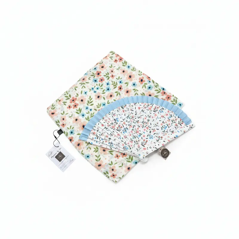 Conjunto de abanico y pañuelo con fondo blanquecino y diseño floral en azul y salmón