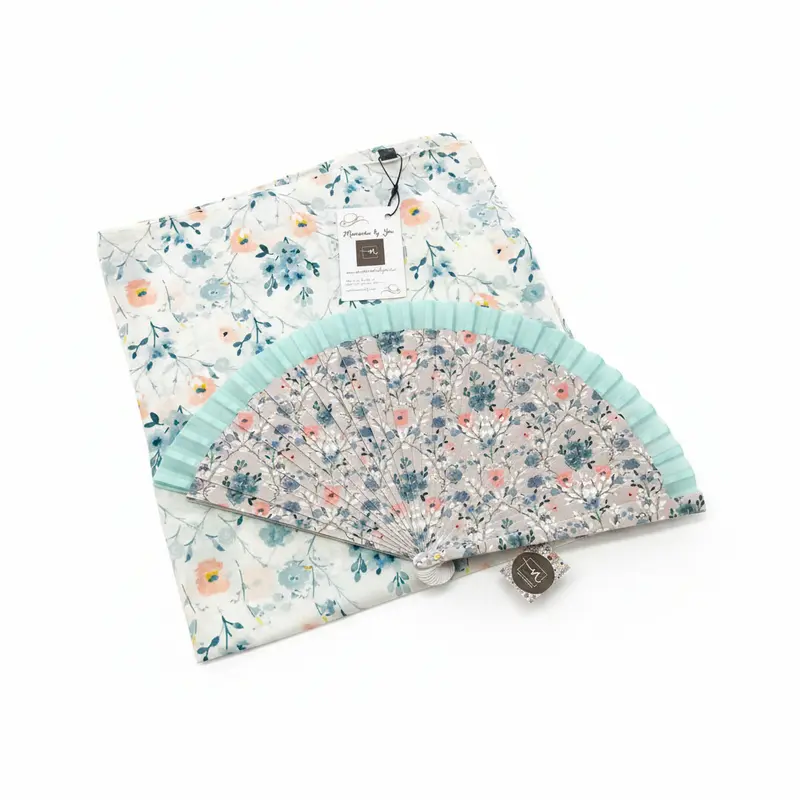 Conjunto de abanico y pañuelo con las flores en tonos azules y rosas tipo acuarela