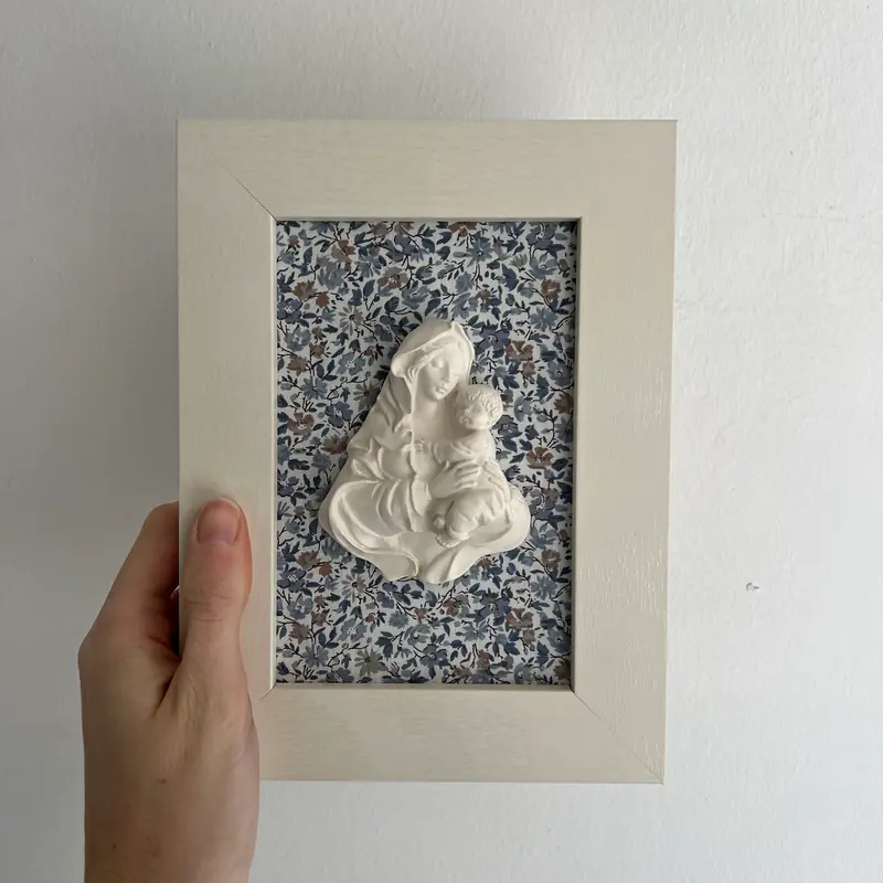 Cuadro Virgen de la Familia - Flores azules (marco blanco)