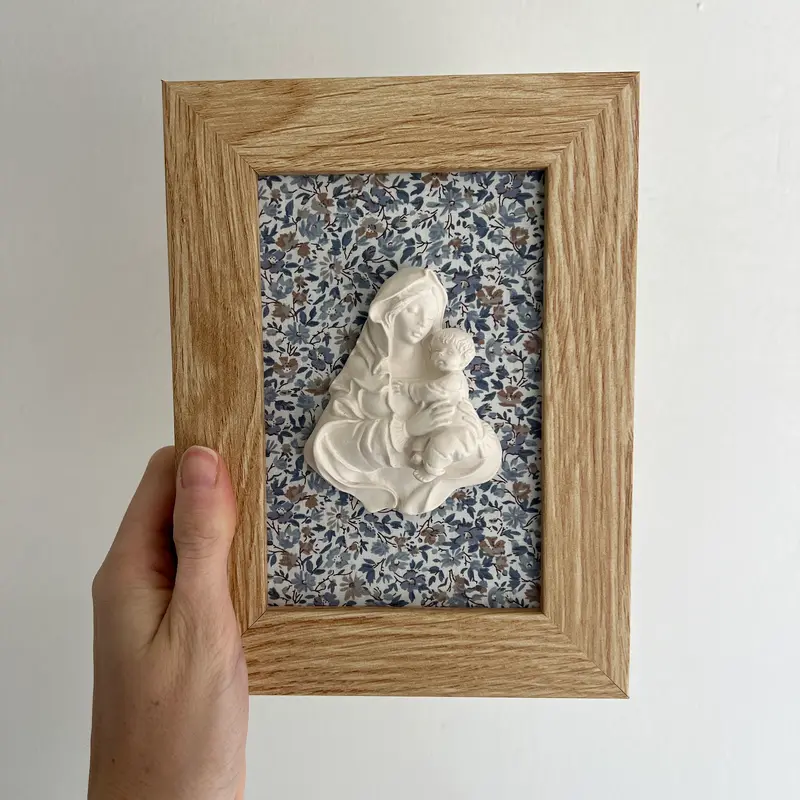 Cuadro Virgen de la Familia - Flores azules (marco madera)