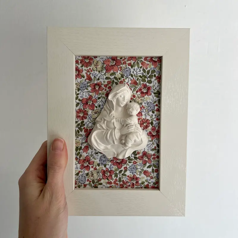 Cuadro Virgen de la Familia - Flores rojas y verdes (marco blanco)