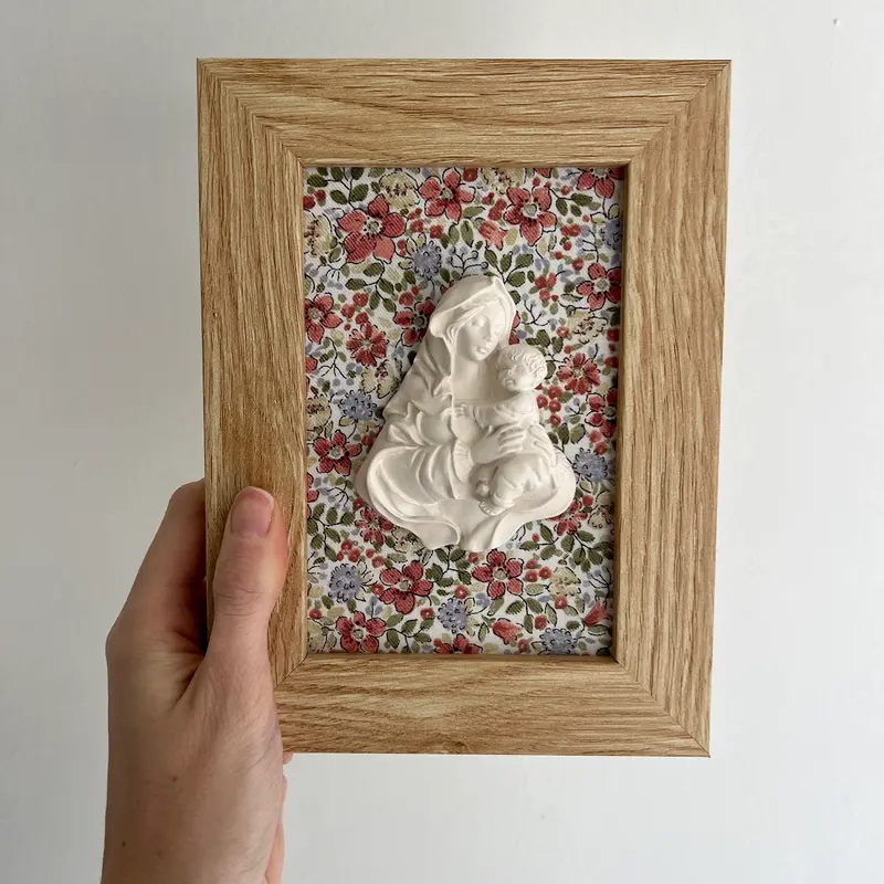 Cuadro Virgen de la Familia - Flores rojas y verdes (marco madera)