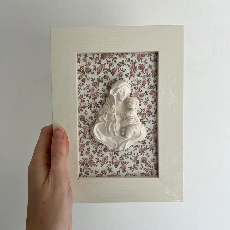 Cuadro Virgen de la Familia - Flores rosa empolvado (marco blanco)