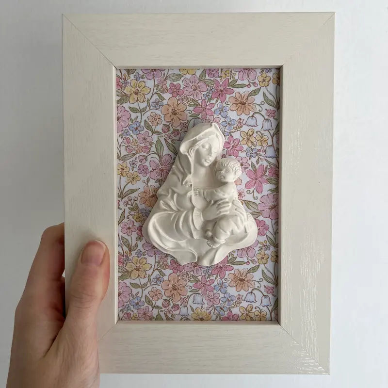 Cuadro Virgen de la Familia - Flores rosas y amarillas (marco blanco)
