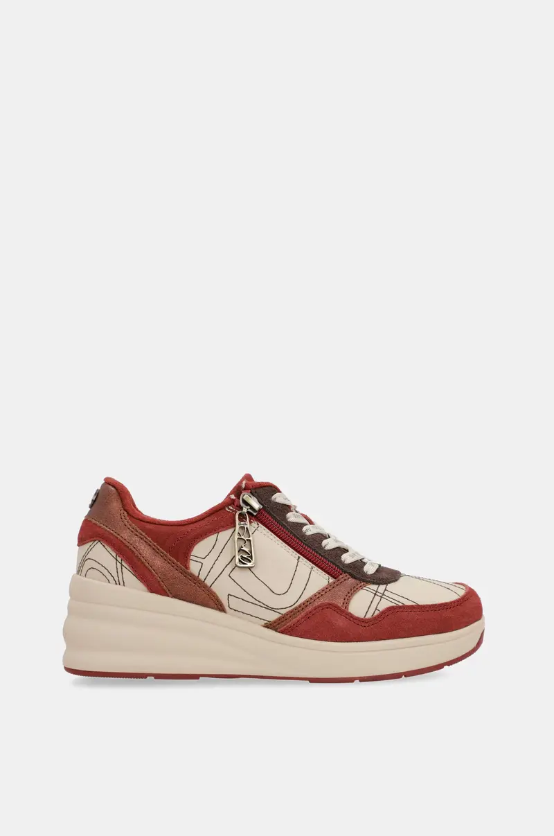 Deportivo con cuña burdeos y beige