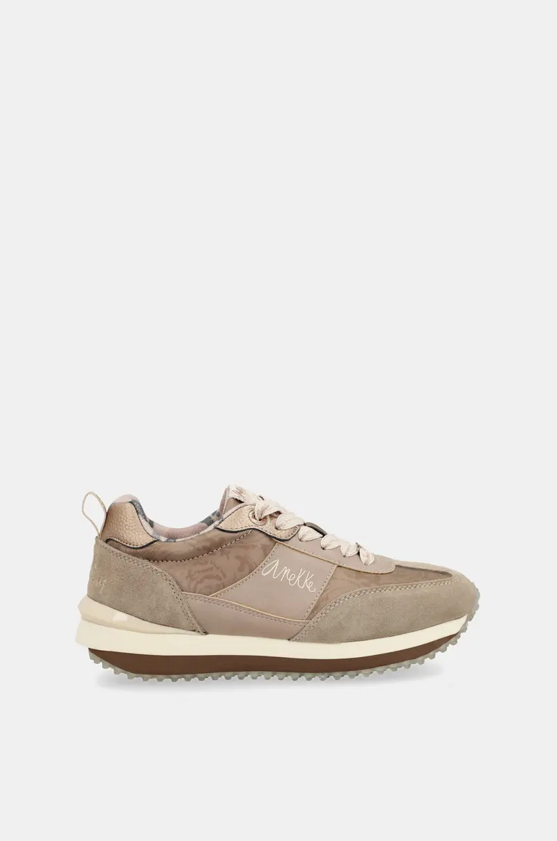 Deportivos beige suela multicolor