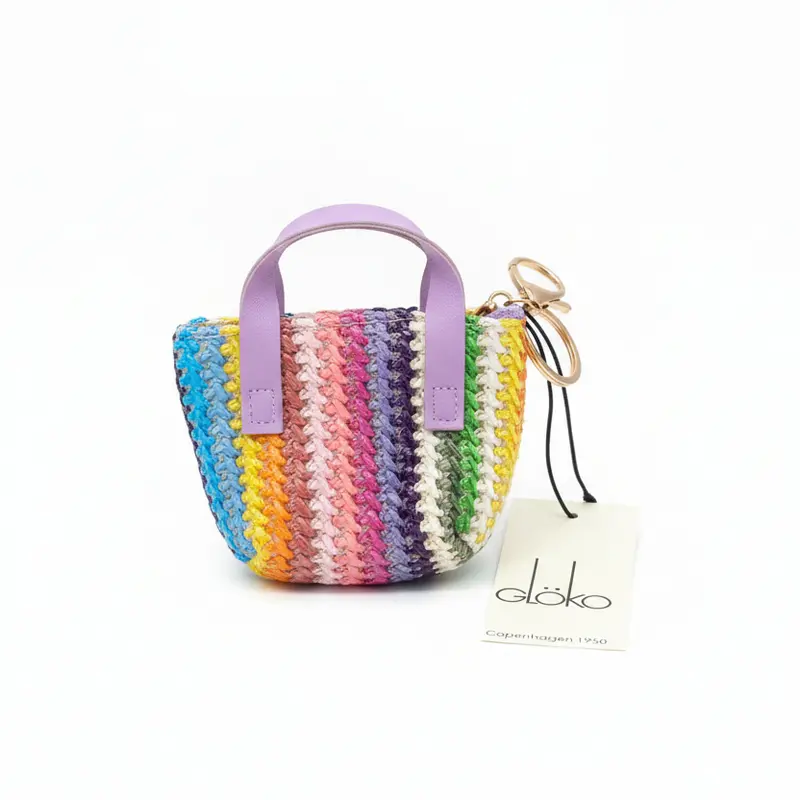 Llaveros en forma de mini bolsos de rafia de diferentes colores y diseños