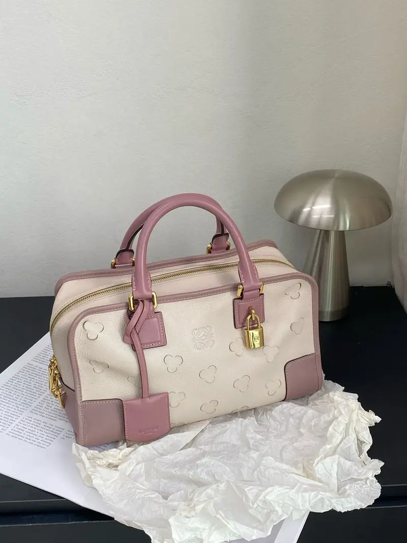 Loewe Amazona 26 Bicolor Crema y Rosa Palo · Tréboles en Relieve