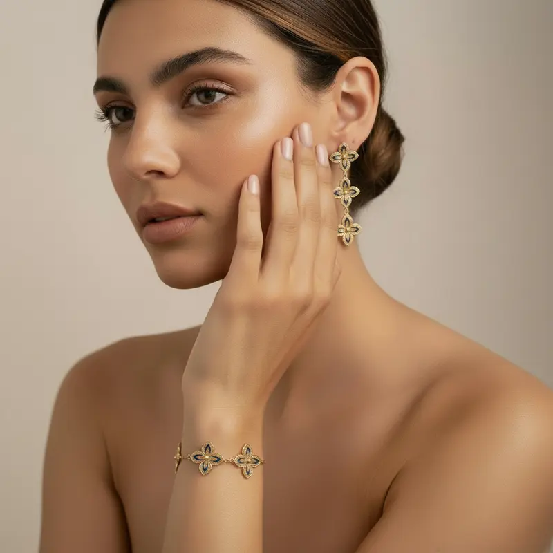 Look de joyería de flores con diseño de filigrana en dorado y azul marino (pendientes + pulsera)