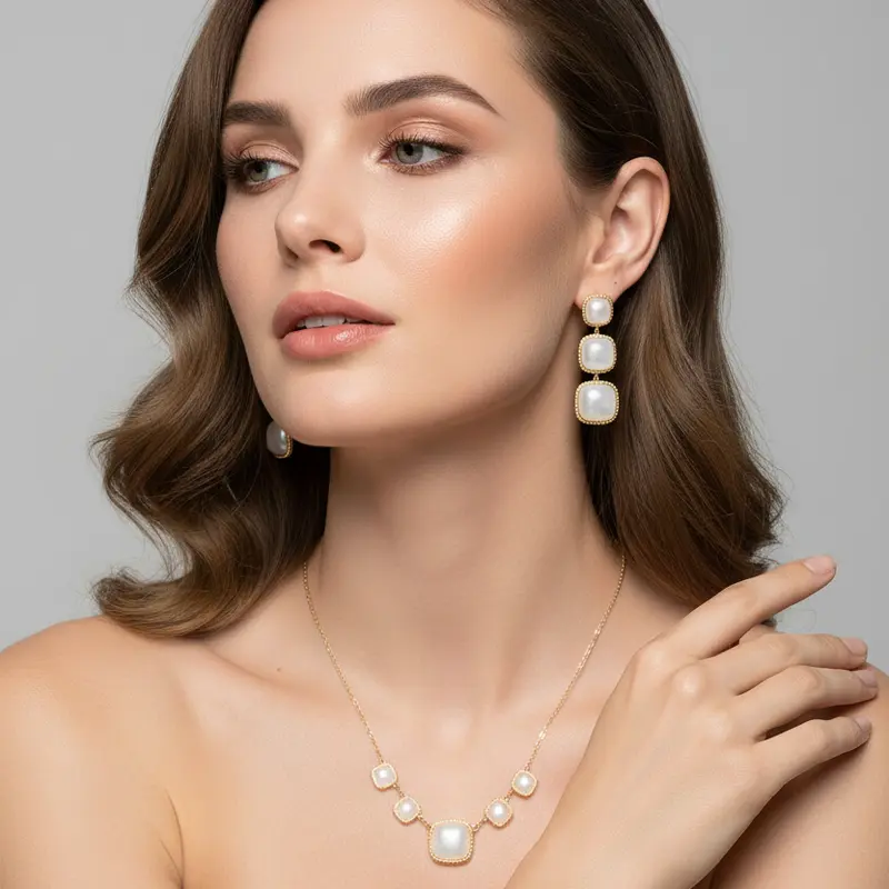 Look de joyería nácar y dorado para eventos (pulsera + collar + pendientes)