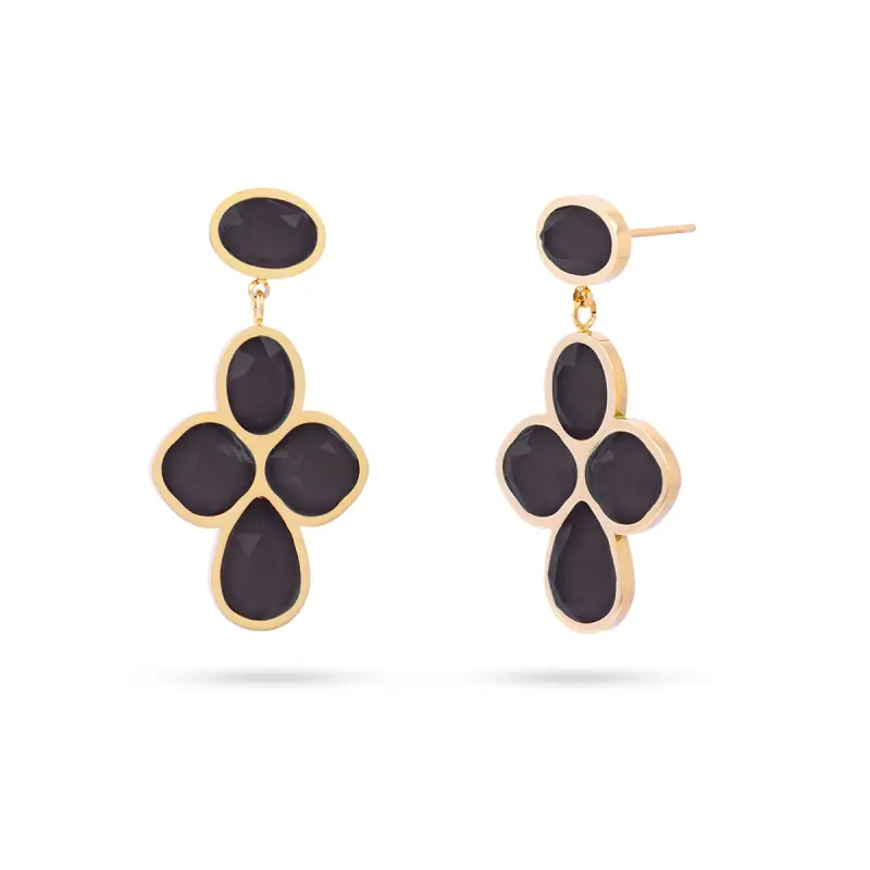Look negro combinado con oro (pendientes + anillo + cinturón + bolso)