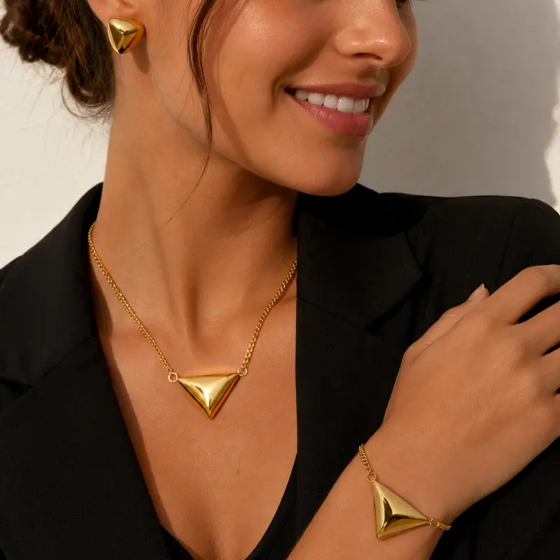 Look triángulo acero inoxidable acabado oro (Pendientes + pulsera + collar)