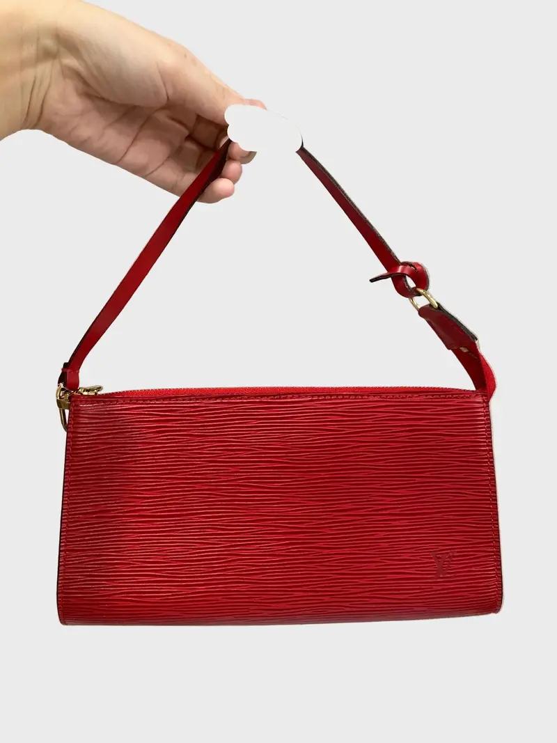 Louis Vuitton Pochette Accessoires Epi Roja con 2 bandoleras extra
