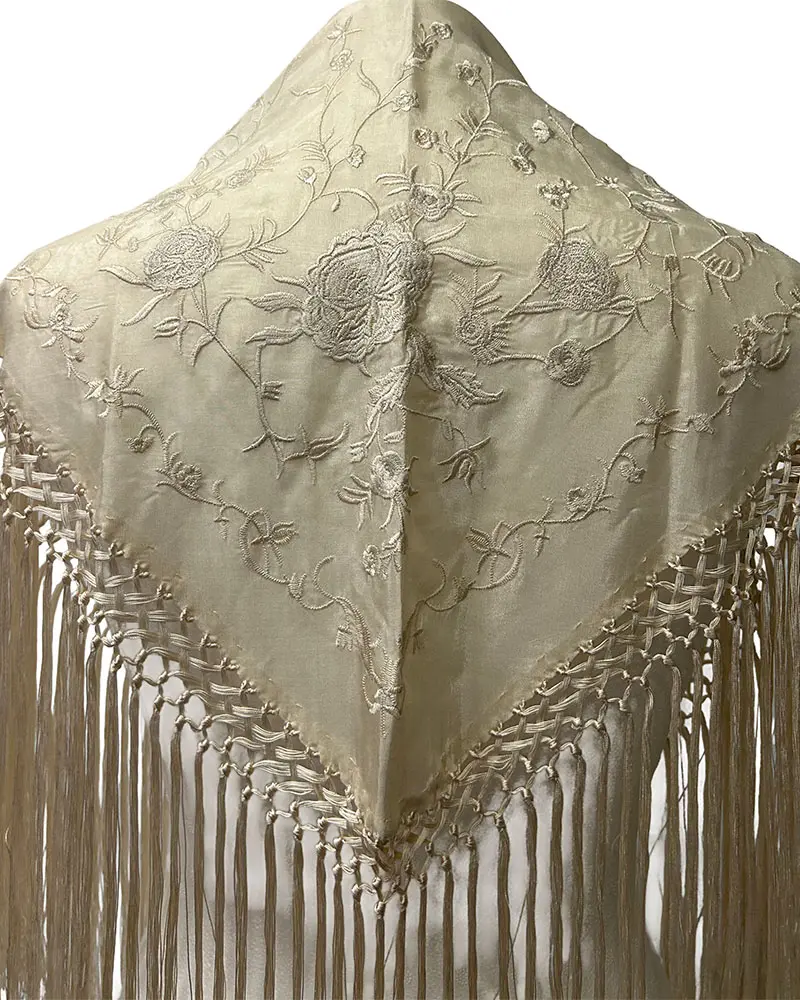 Mantón Niña Bordado Beige