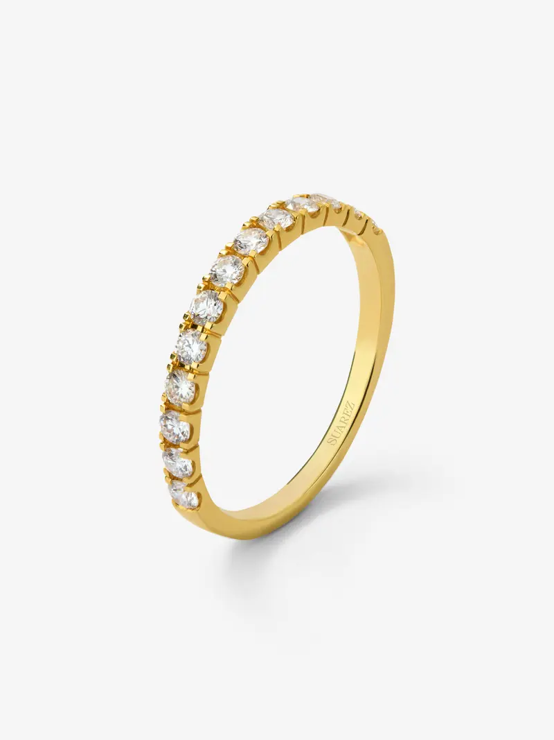 Media alianza de oro amarillo de 18K con diamantes en talla brillante