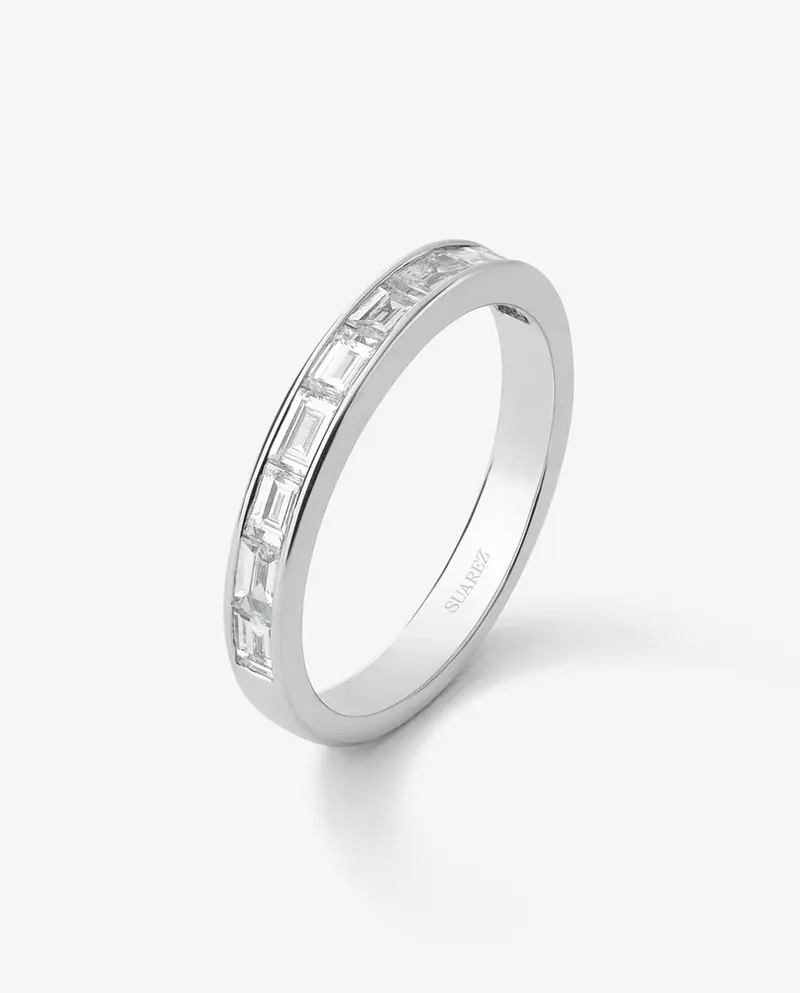 Media alianza de oro blanco de 18K con 10 diamantes en talla baguette con un total de 0,76 cts