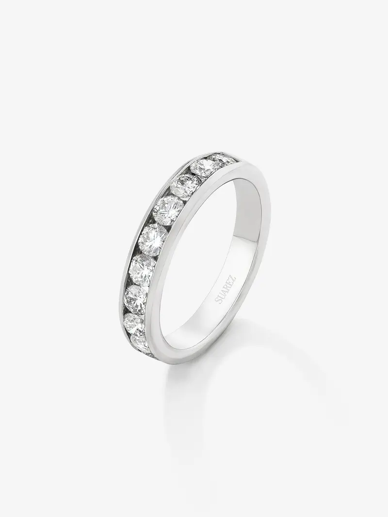 Media alianza de oro blanco de 18K con 10 diamantes en talla brillante con un total de 1,1 cts