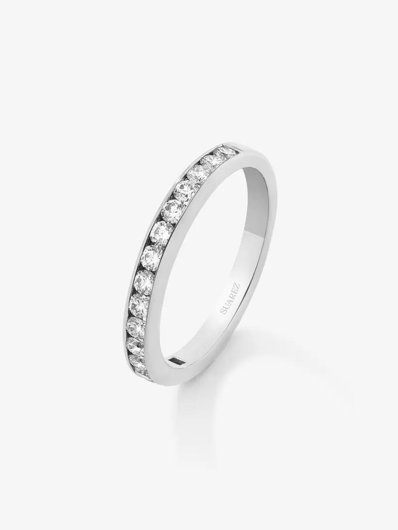 Media alianza de oro blanco de 18K con 12 diamantes en talla brillante con un total de 0,88 cts