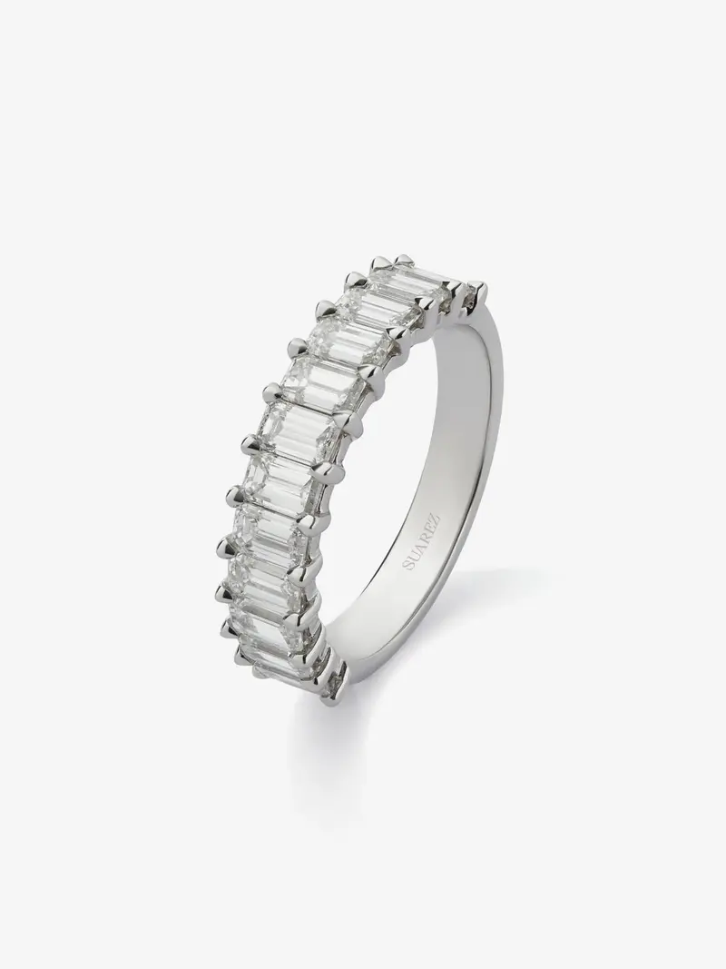 Media alianza de oro blanco de 18K con 12 diamantes talla esmeralda con un total de 2,23 cts