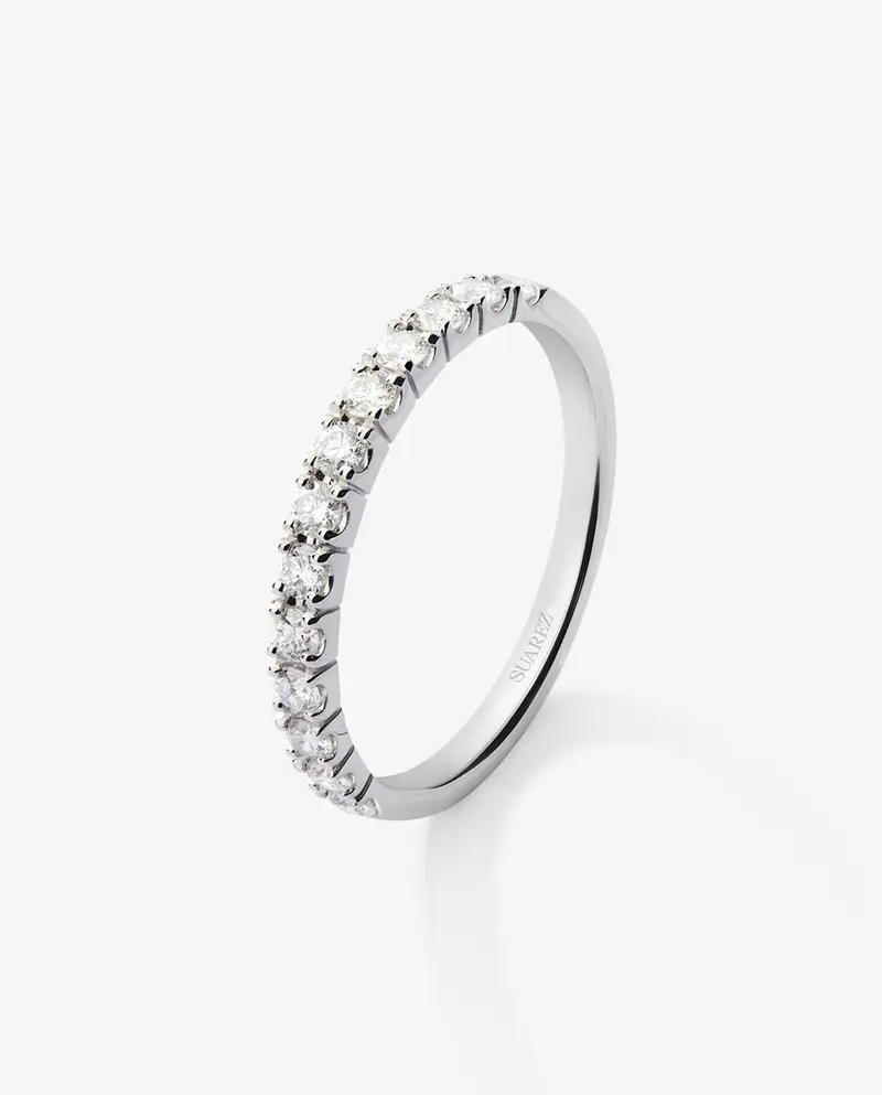 Media alianza de oro blanco de 18K con 13 diamantes en talla brillante con un total de 0,37 cts