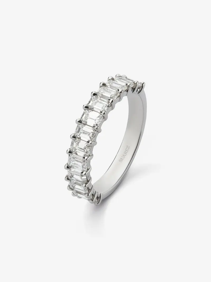 Media alianza de oro blanco de 18K con 13 diamantes en talla esmeralda con un total de 1,88 cts