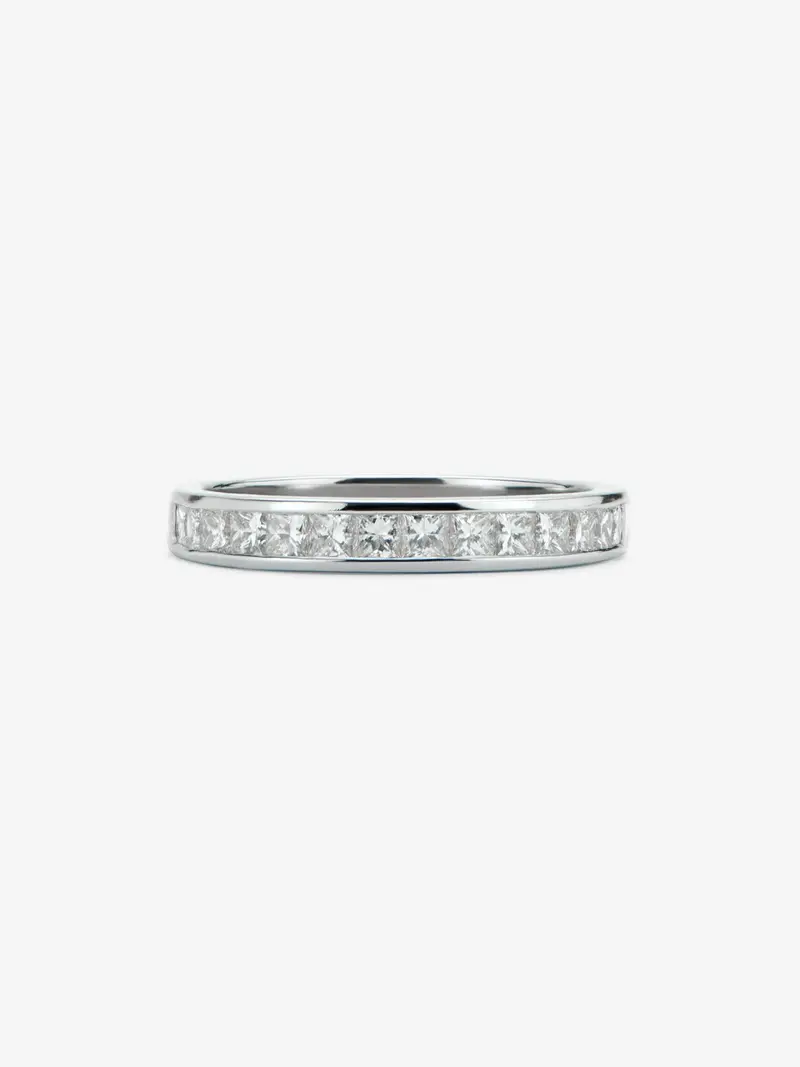 Media alianza de oro blanco de 18K con 14 diamantes en talla princesa con un total de 0,7 cts