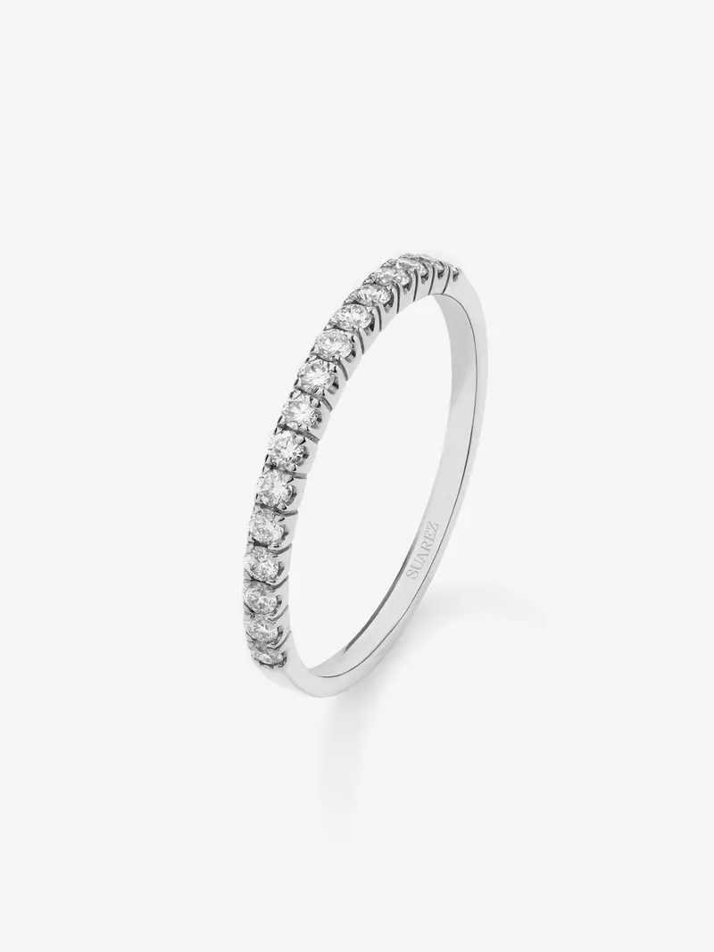 Media alianza de oro blanco de 18K con 16 diamantes en talla brillante con un total de 0,16 cts
