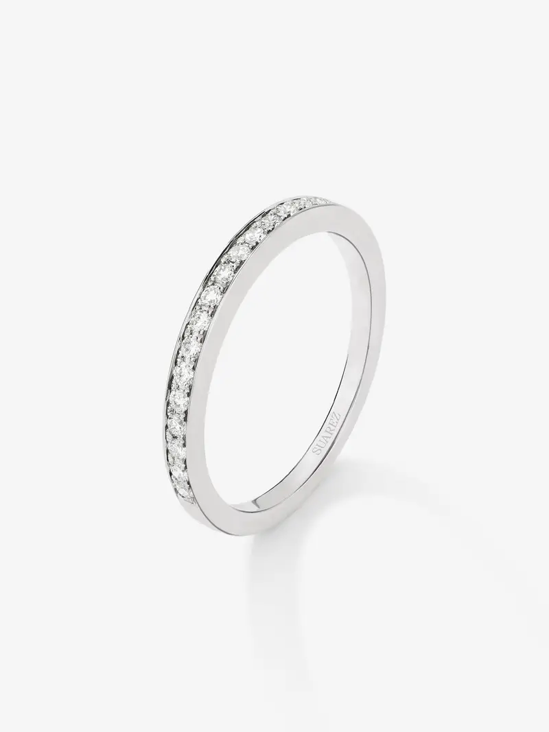 Media alianza de oro blanco de 18K con 18 diamantes en talla brillante con un total de 0,17 cts