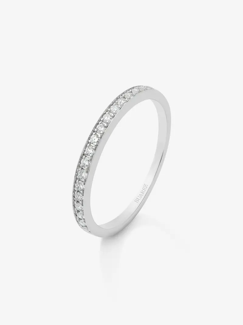 Media alianza de oro blanco de 18K con 18 diamantes en talla brillante con un total de 0,18 cts