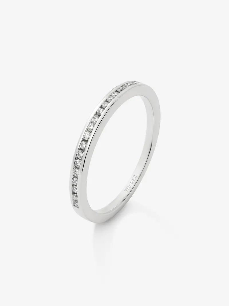 Media alianza de oro blanco de 18K con 19 diamantes en talla brillante con un total de 0,1 cts