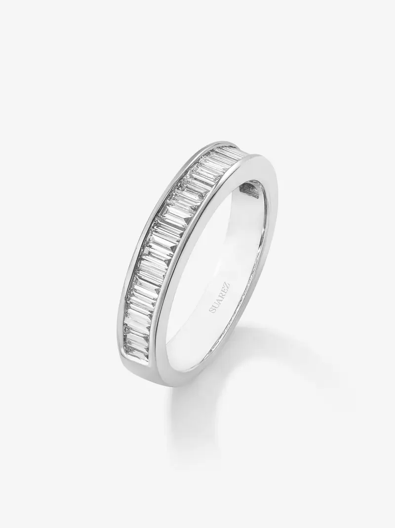 Media alianza de oro blanco de 18K con 27 diamantes en talla baguette con un total de 0,77 cts